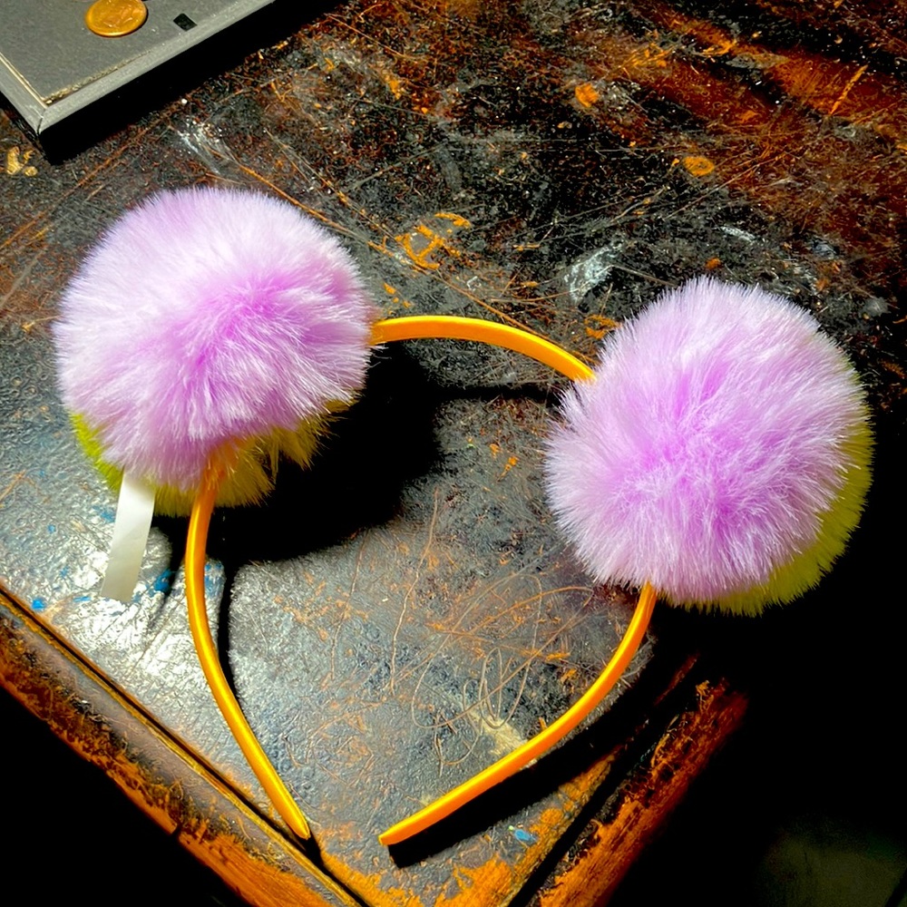 This is a fluffy head band : NOT USED